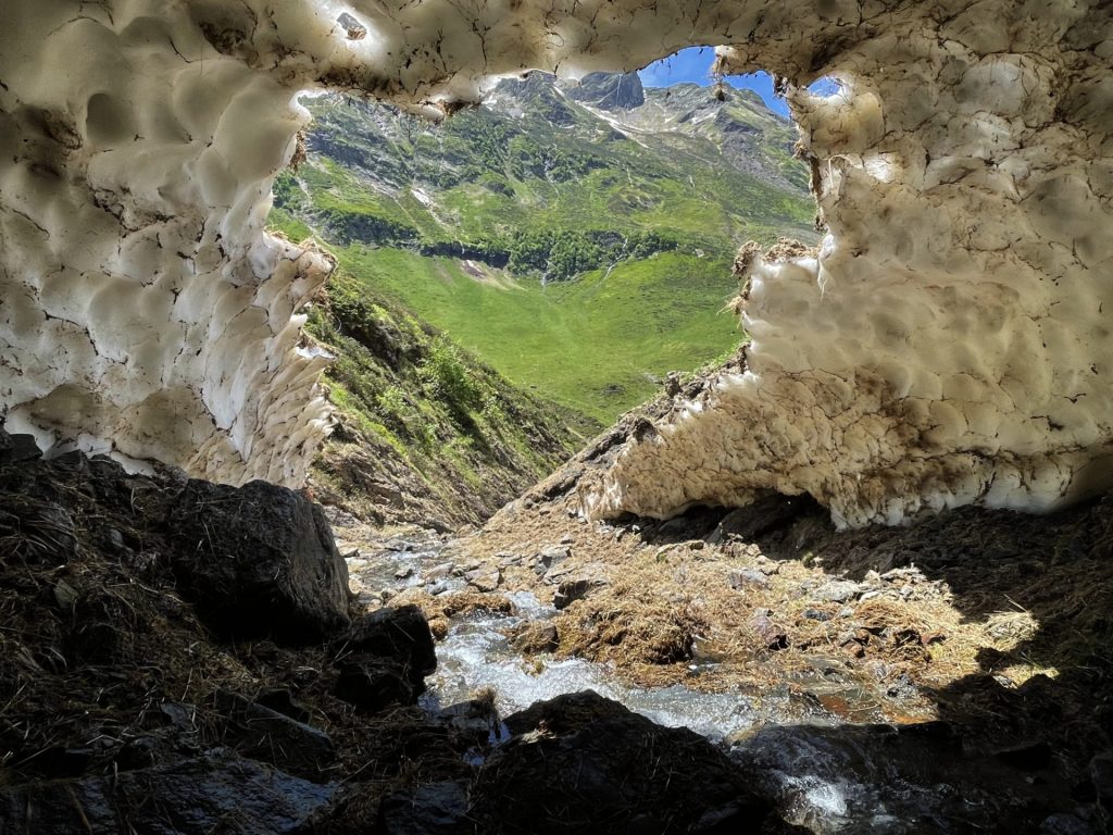 Pont de neige sur le GR10, col Couret d’Esquierry, Hautes Pyrénées, France